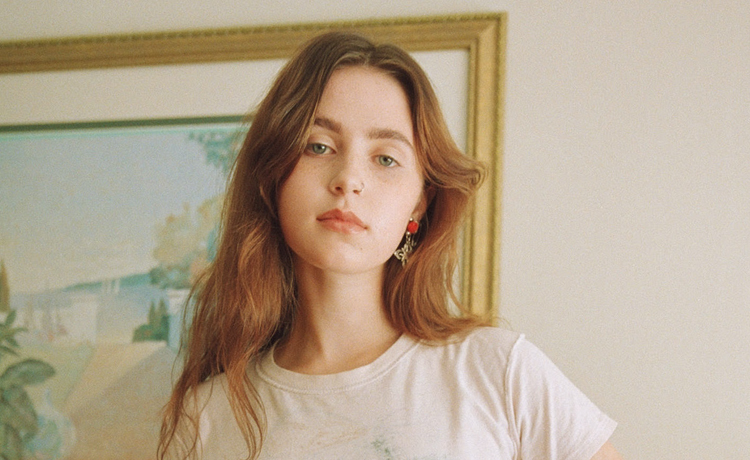 Clairo abraza su sensualidad con su álbum Charm