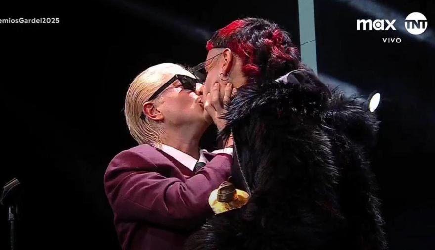 beso-ca7riel-y-paco-amoroso.jpg