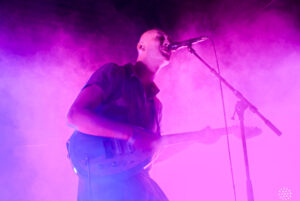 George van den Broek, conocido como Yellow Days, tocando la guitarra en vivo.